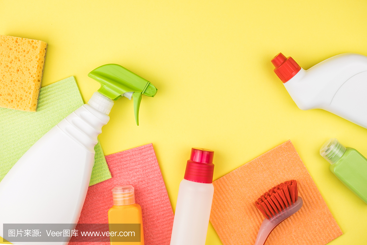 家用清潔產品是黃色的背景。
